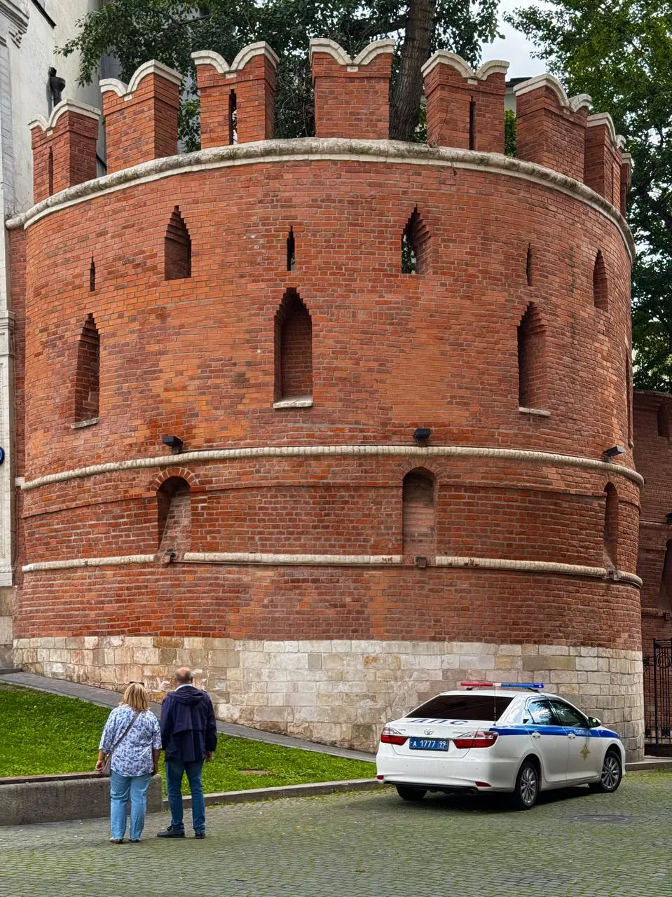 Что осталось от Китайгородской стены?

Редкий и ценный кусочек средневековой Москвы, спрятанный за
