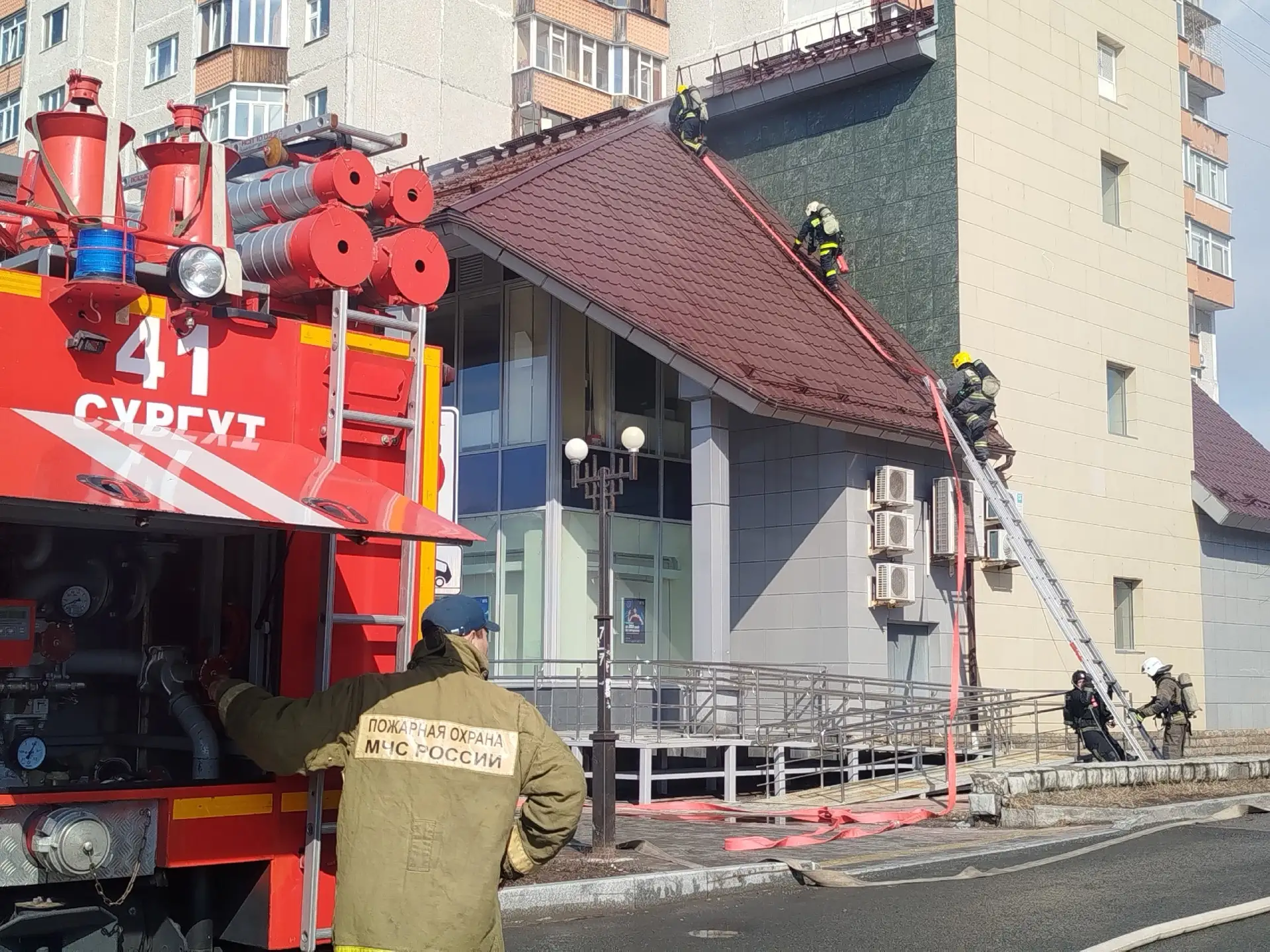 🚨 Возгорание в здании ВТБ в Сургуте 🚨  По предварительной информации, возгорание произошло на крыше 