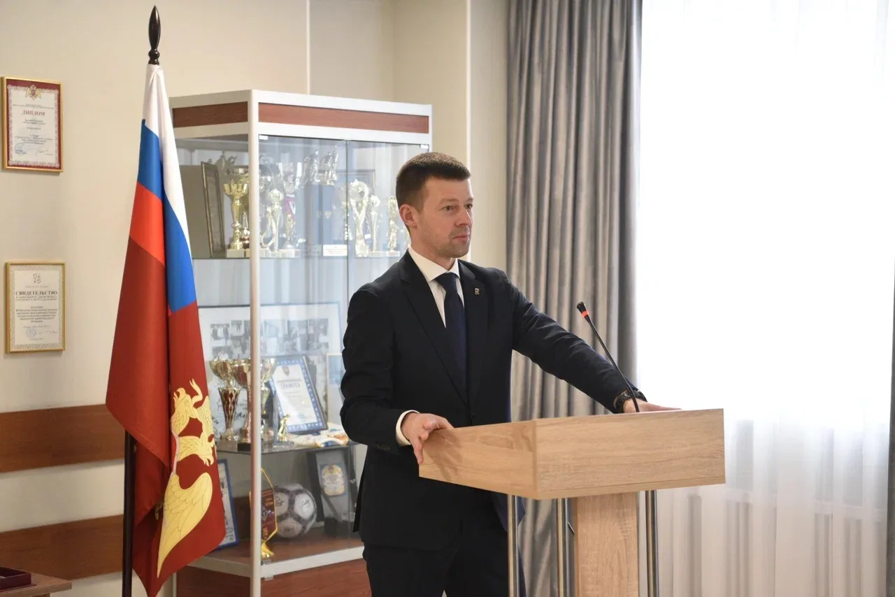 В преддверии Международного женского дня навестил пациенток Главного военного клинического госпиталя