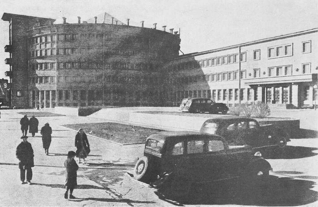 Районный Совет на Международном (Московском) проспекте

📆 Около 1940 г.

📸 Автор: А. Рахмилович

Н