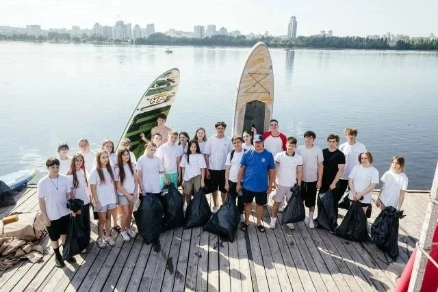 ⚡️На сапбордах собирали бутылки, пластик и прочий мусор в акватории Новолипецкого пляжа липецкие вол