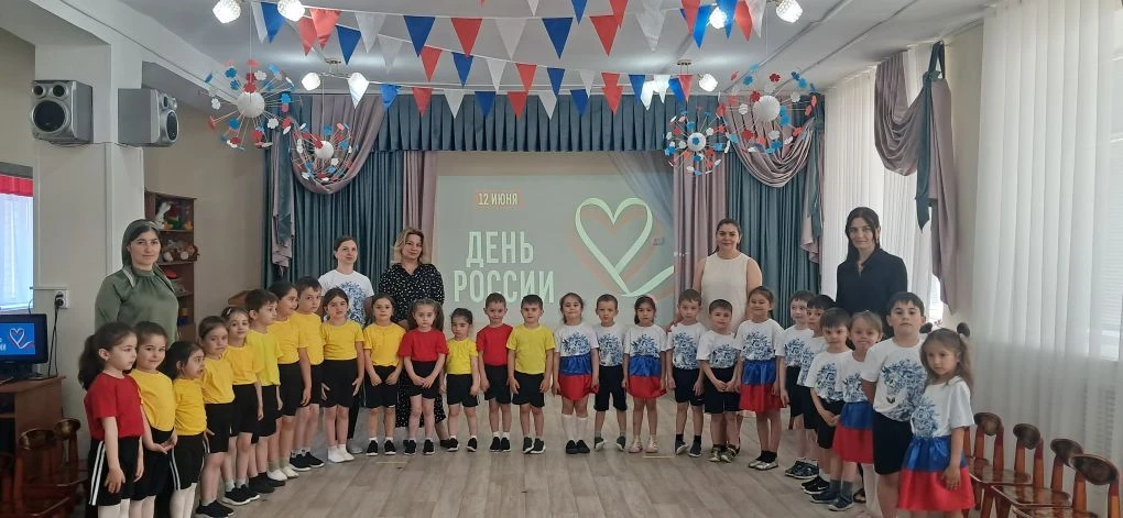 🇷🇺 В этот день вокруг красиво:
всюду флаги и цветы. 
День России! День России!
Нарядились я и ты. 
