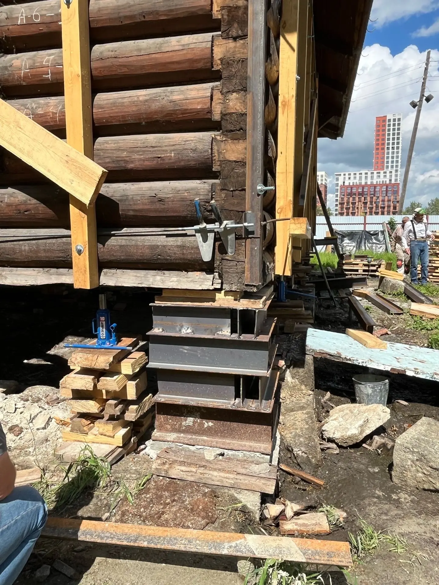 🏗️ Исторический дом в Тюмени поднимают на новый фундамент!
⁣
Продолжаются активные ремонтно-реставр