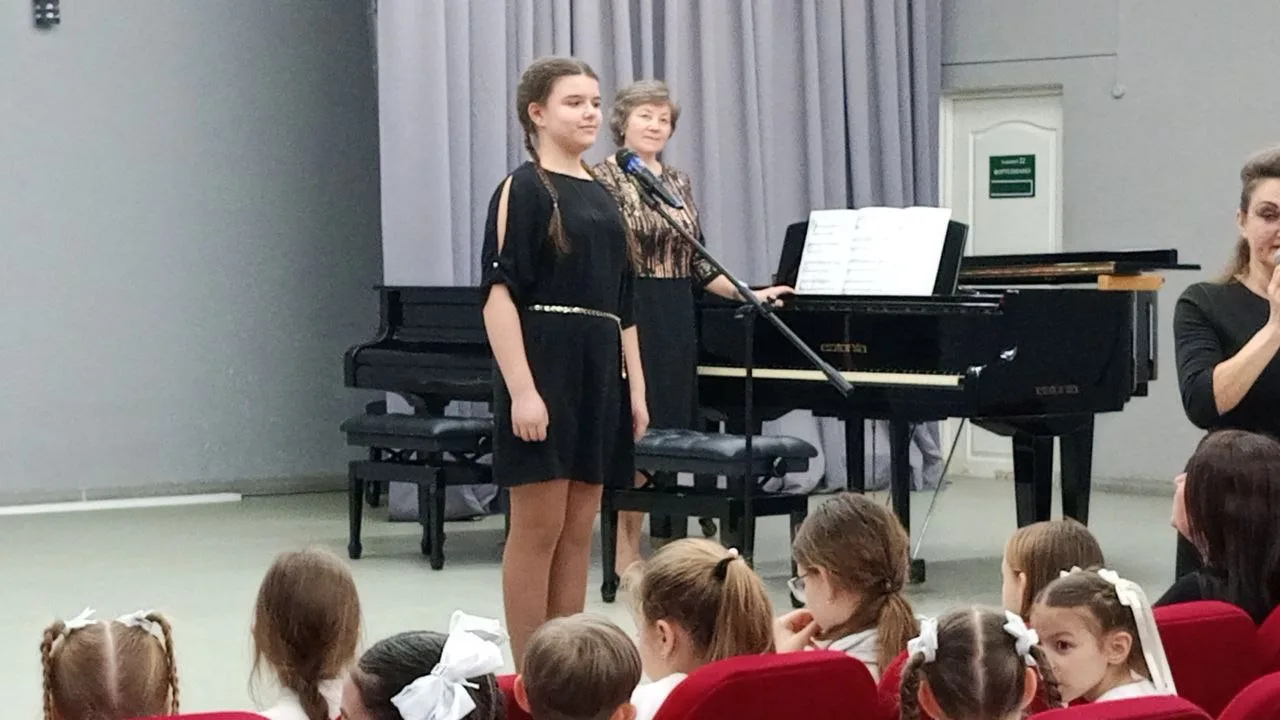 Ученица нашей школы Переудина Надя (преп. Вербицкая Ю.Н., концертмейстер Бычкова Н.О.) ...
