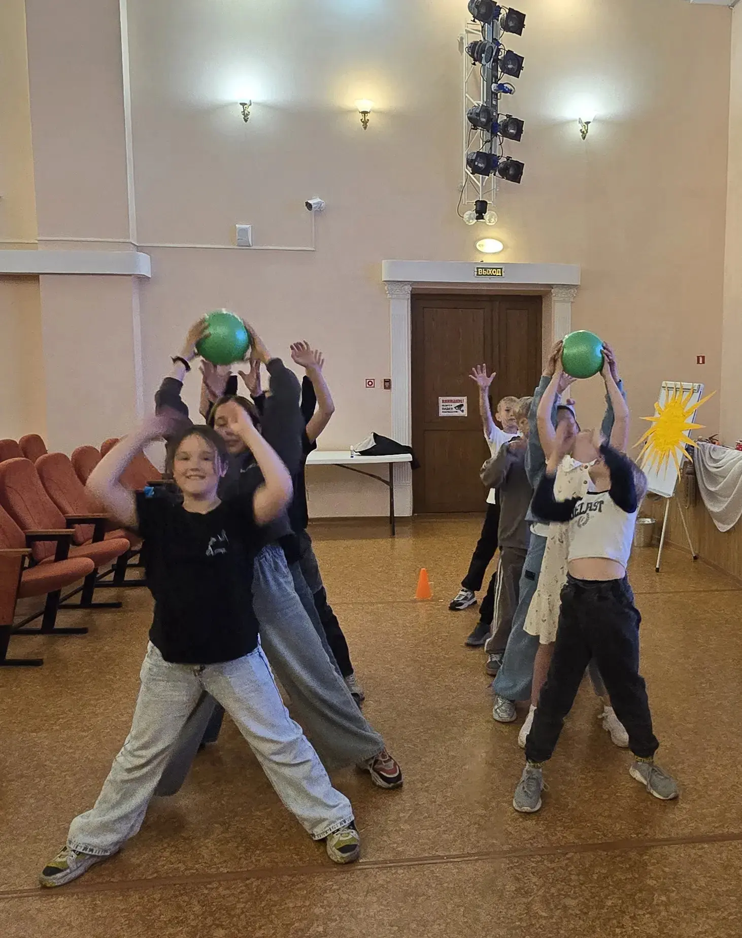 9 июня, в Международный день друзей в ДК"Родник", прошла развлекательная программа " Дружба крепкая 