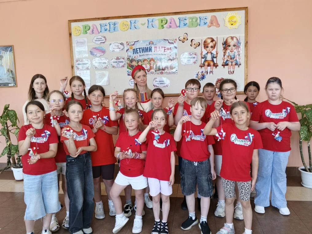 ✨ Лагерь «Дарование» ✨
День 8 — посвящённый Дню России 🇷🇺

Утро началось с вручения всем ребятам л