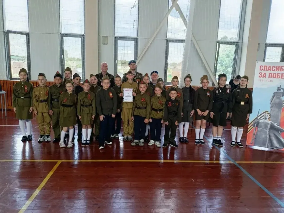 Ни шагу назад, только вперёд! 🎖️  22 мая в нашей школе прошёл конкурс «Смотр строя и песни», и 3 «Е»