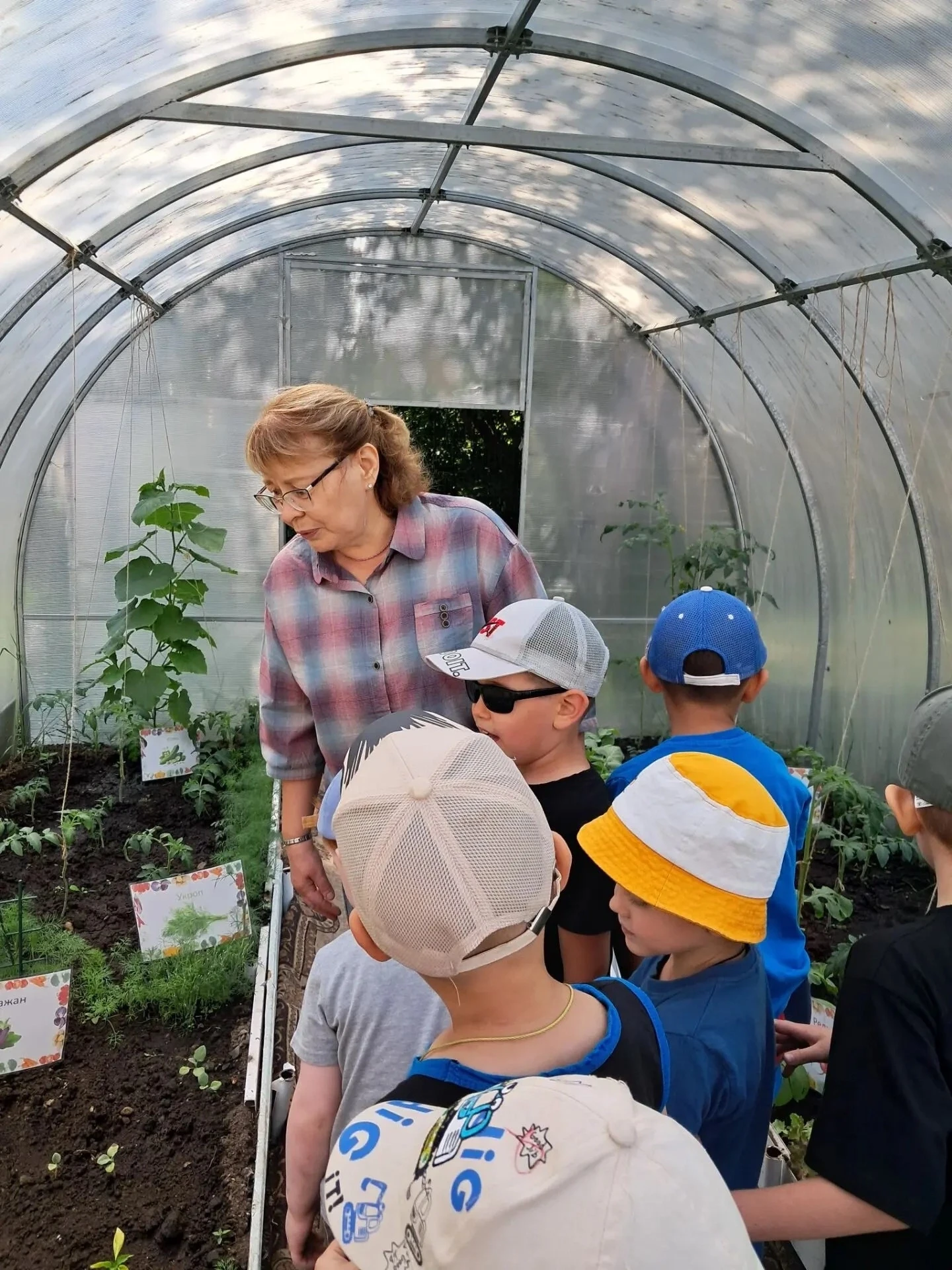 🌱  Наши «КиберПчелки» и «Солнышко» — настоящие огородники! 🐝 ☀️ 

Помните, как  мы с ребятами бере