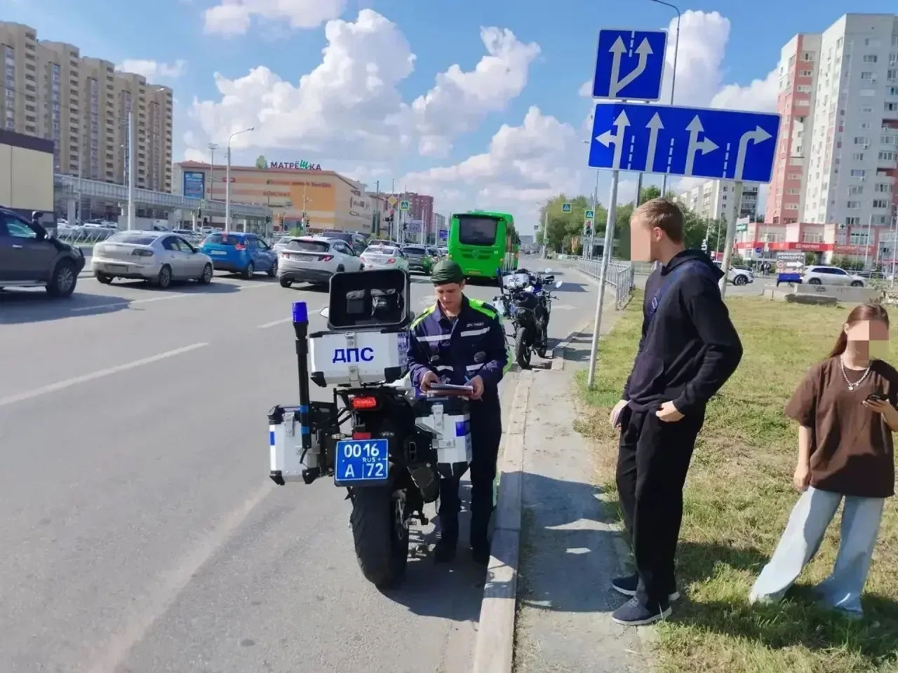 🚔🛵Инспекторы мотовзвода полка ДПС Госавтоинспекции задерживают в Тюмени мотоциклистов...