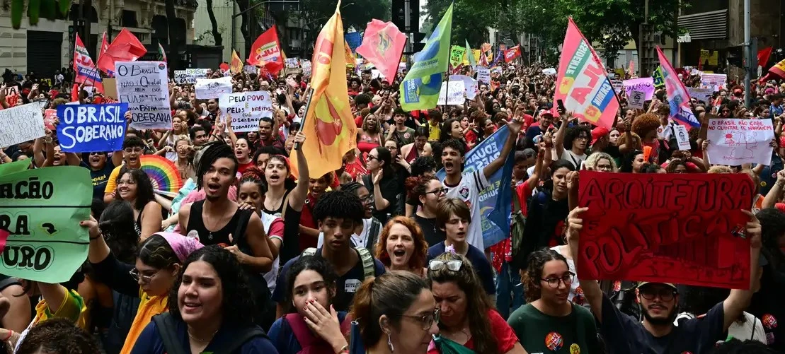 🇧🇷В Бразилии тысячи студентов вышли на марш протеста против проамериканского Болсонару.