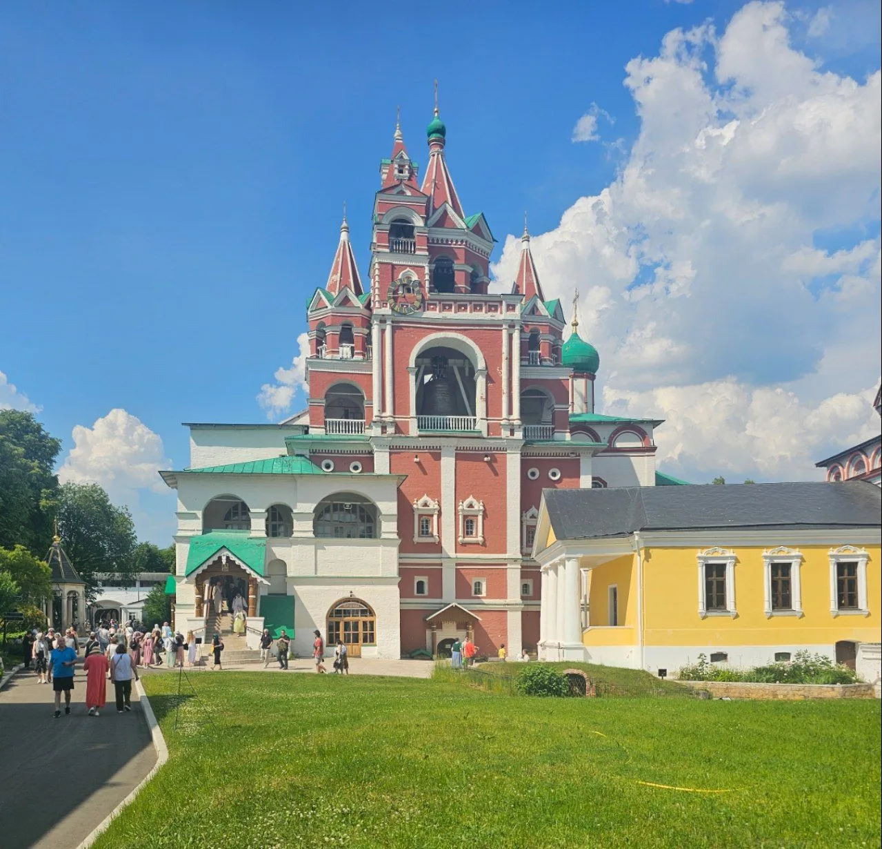В Саввино-Сторожевском монастыре - жемчужине Звенигорода, "государевом богомолье" Алекс...