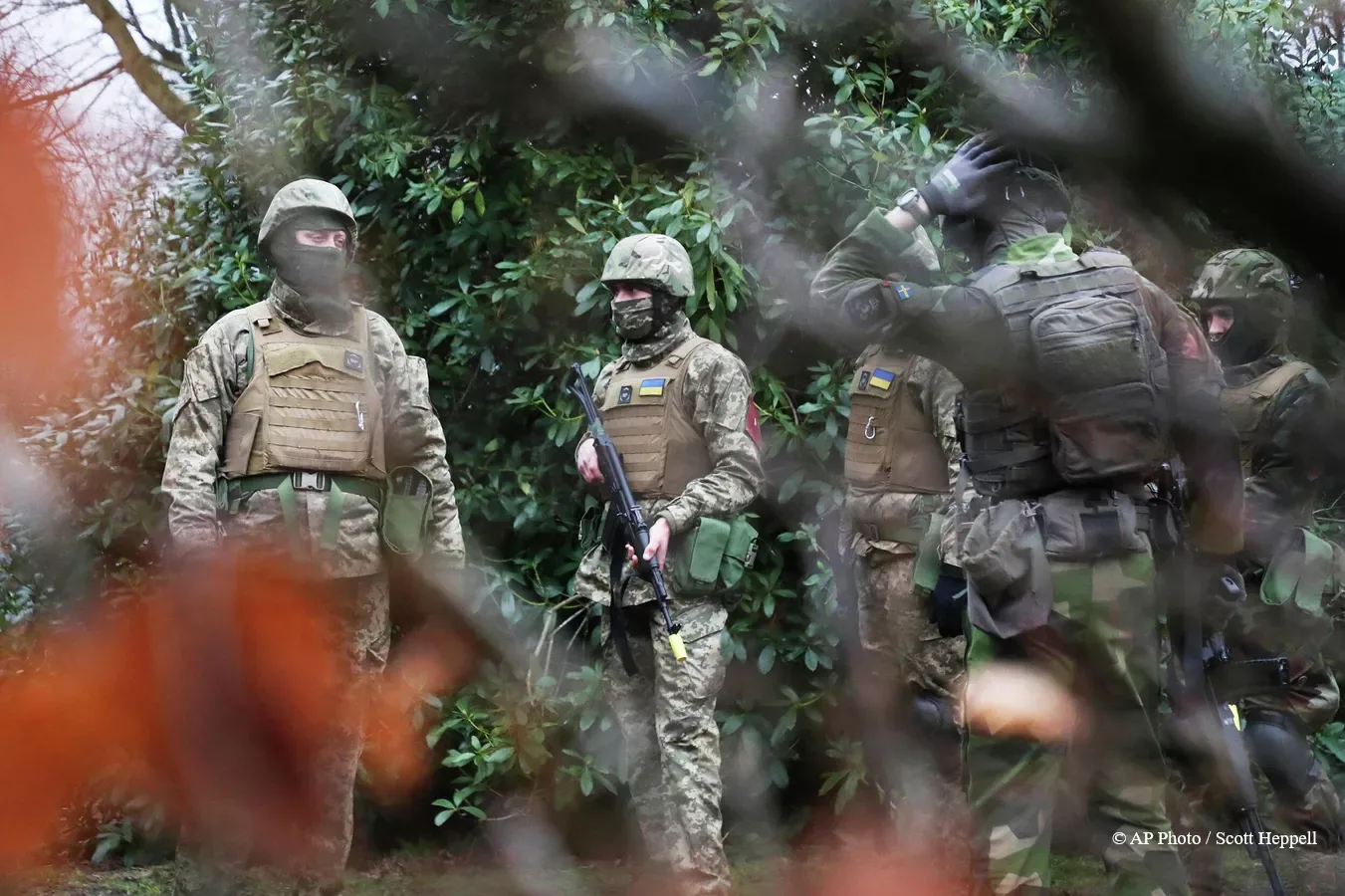 Боевики ВСУ сбежали с позиций, заминировав перед этим останки сослуживцев. 

Это произошло восточнее