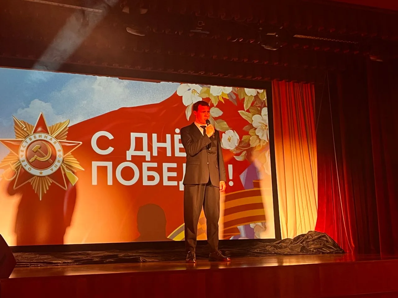Вчера в актовом зале прошёл незабываемый праздник, посвящённый Дню Победы, который стал живым Уроком