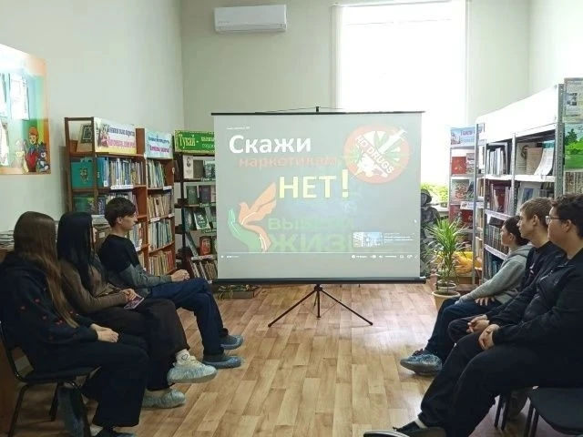 В МБОУ "Алабердинская СОШ" прошёл классный час «Знай и защищай себя: наркотики и зависи...