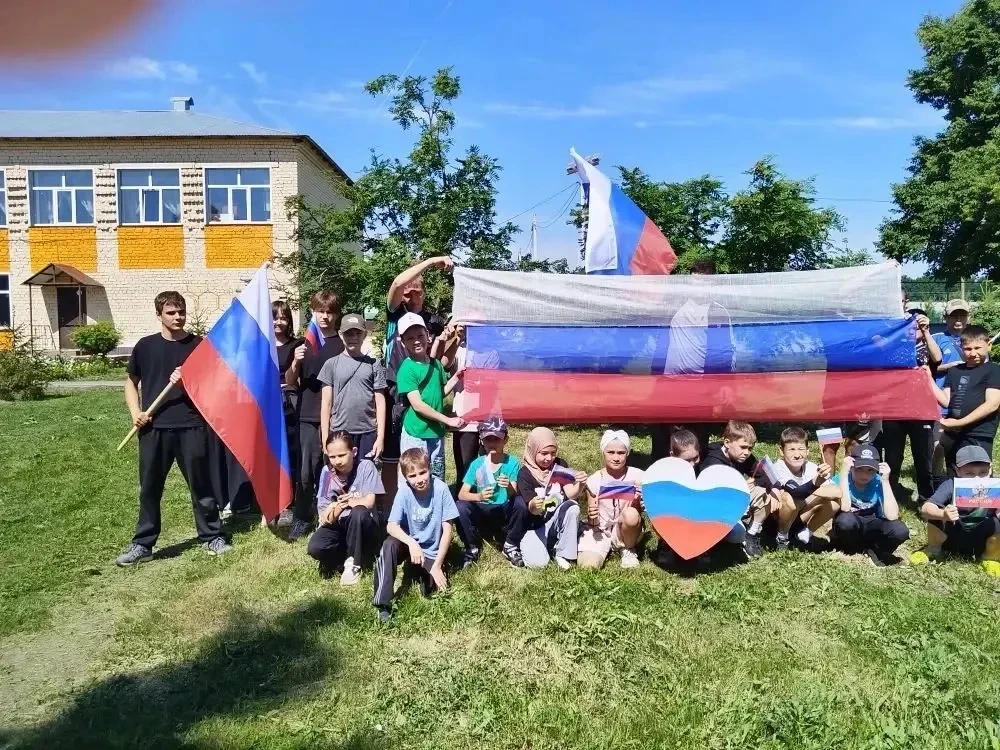 Сегодня в нашем пришкольном оздоровительном лагере прошли весёлые старты, которые подарили всем учас