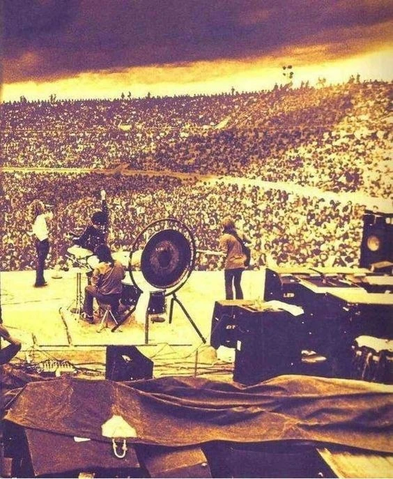 Концерт Led Zeppelin в Оклендском Колизее, 1977 год. Это выступление было частью самого...