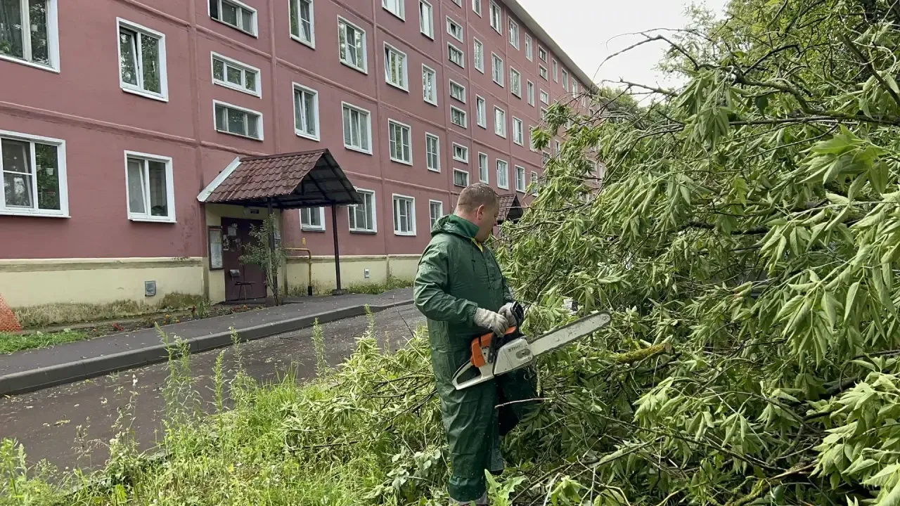 🚨 Более 50 бригад и 30 единиц техники задействованы в ликвидации последствий мощного ц...