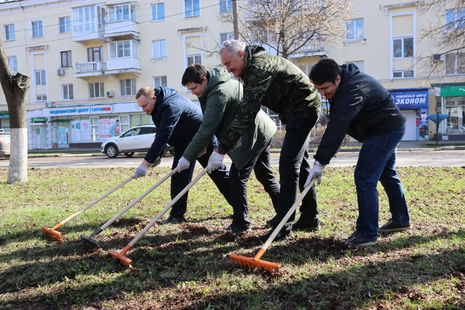 И я там был, мешки с мусором носил! В Новомосковске прошел общеобластной субботник  Инструменты в ру