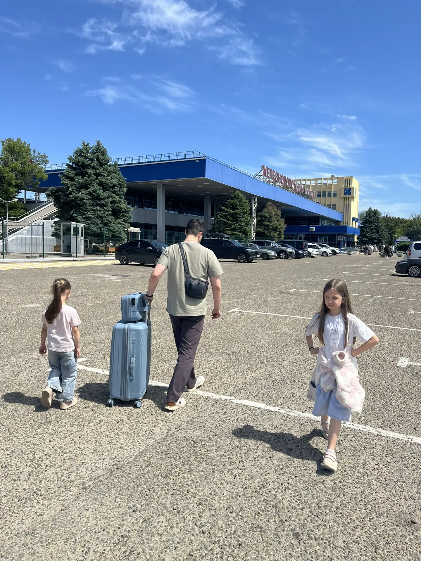 Проводили меня ✅

Анапа - Москва 🚈

А далее Москва- Китай-Южная Корея 🛫
