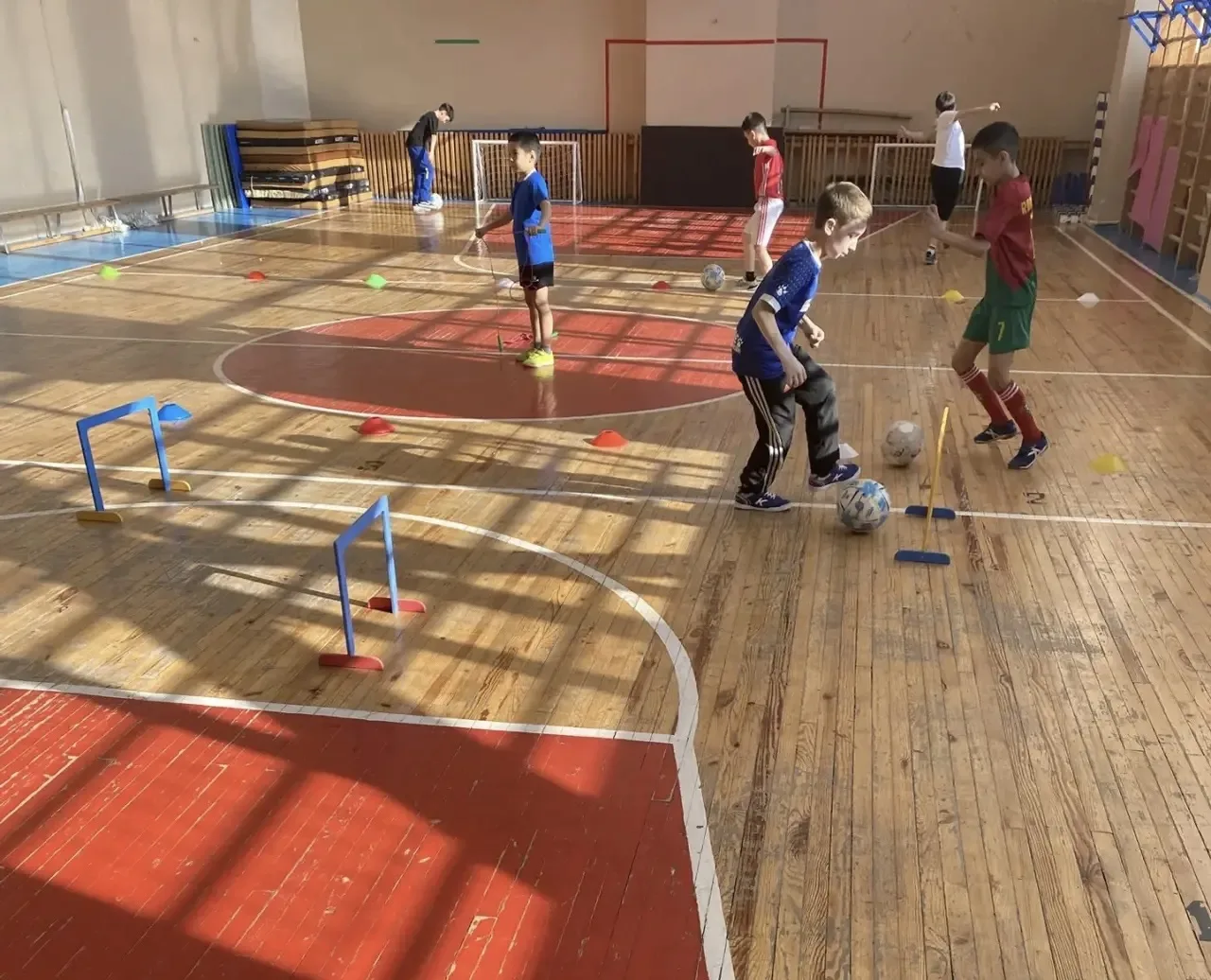 В рамках проекта «Футбол в школе» ⚽️в нашей школе с большим успехом прошла увлекательная спортивная 