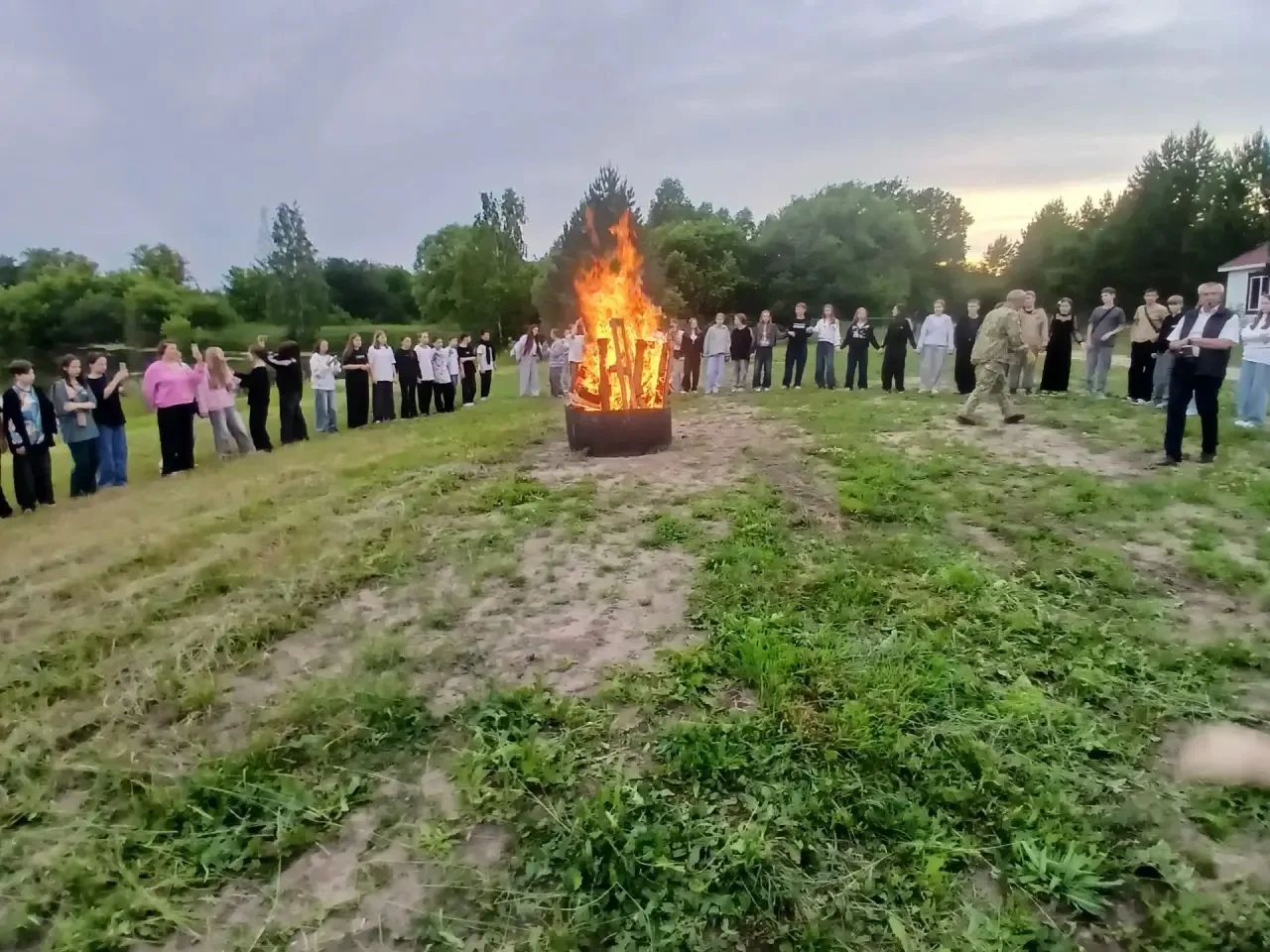 В лагере состоялся прощальный огонёк у костра по окончанию смены🔥

Все дети собрались вместе, чтобы