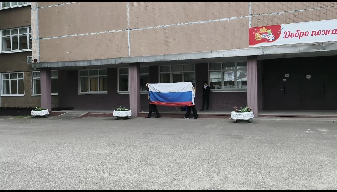 «Формула лета»: день кино и стартов 🇷🇺🎬

Торжественное поднятие флага, гимн и бодрая зарядка зада