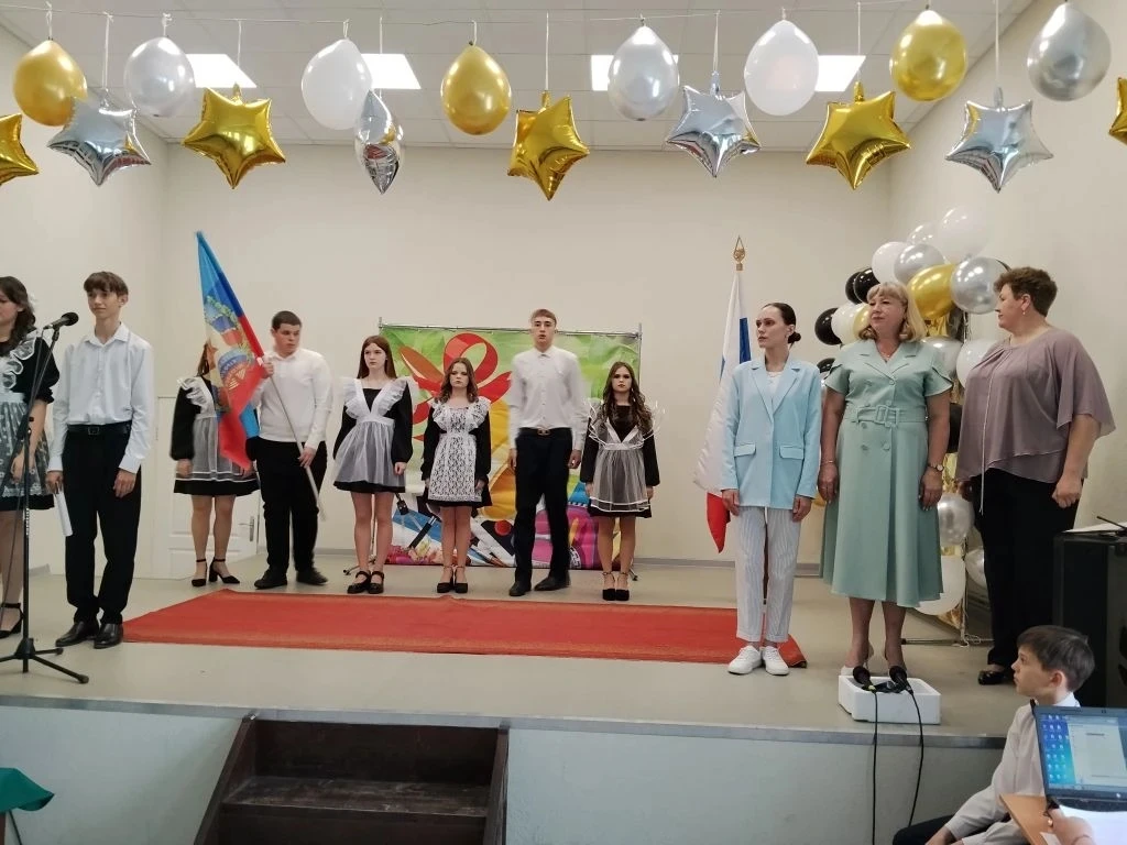 🎉 В нашей школе прозвенел последний звонок!
