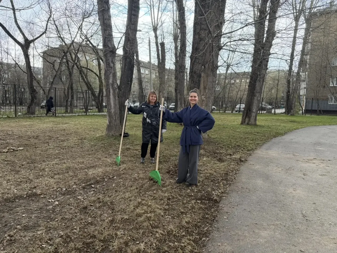 🧹Приводим территорию школы в порядок вместе!   На весеннюю уборку территории вышли не только ученики