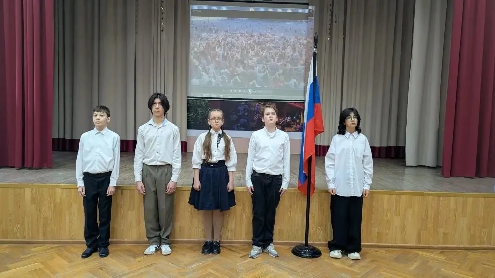 🇷🇺 Новая учебная неделя в нашей школе началась с церемонии поднятия флага Российской Федерации.    💠