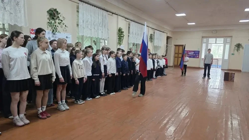🇷🇺✨ Сегодня в нашей школе прошла торжественная линейка, посвященная началу учебной не...