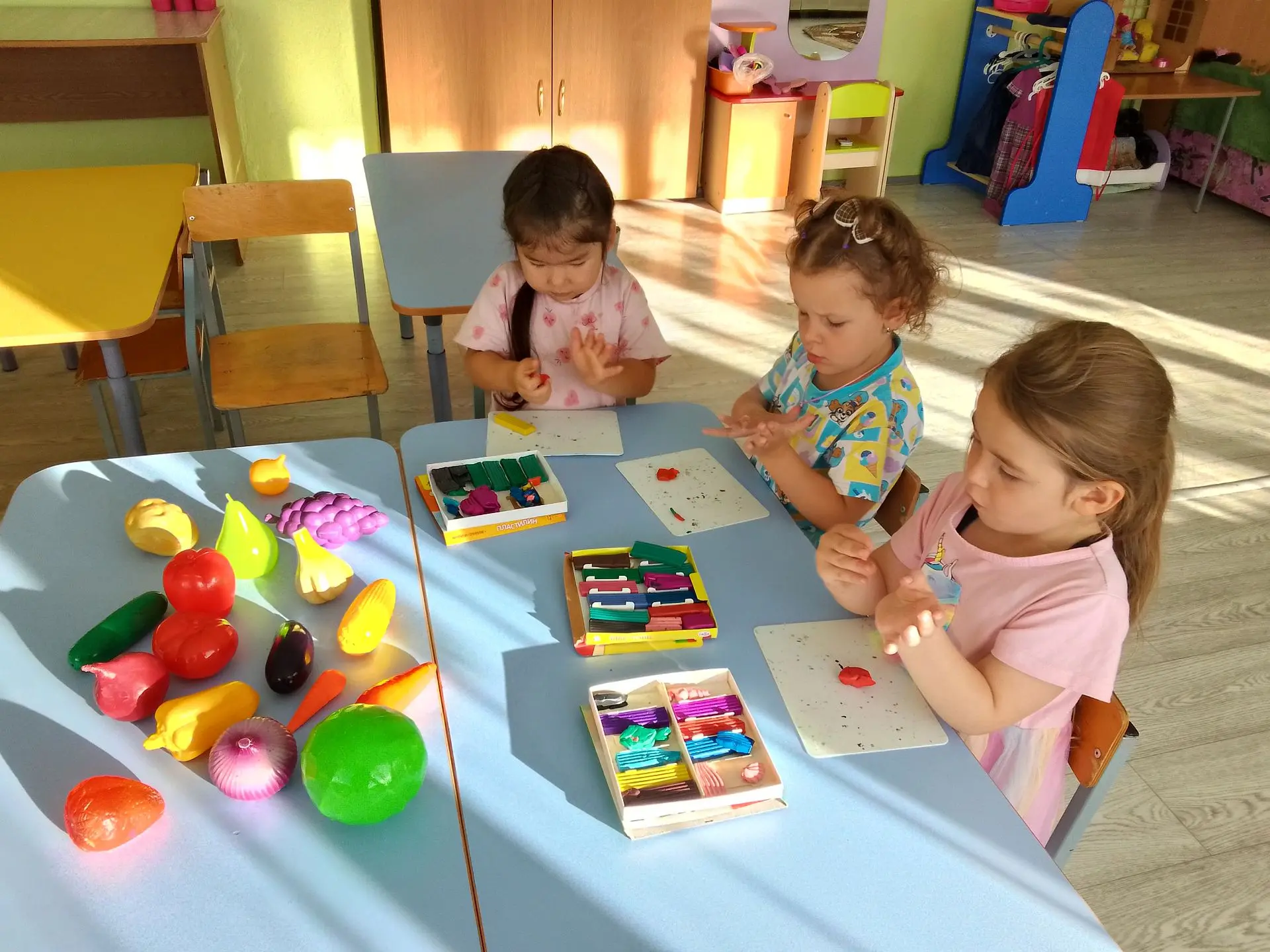 Во время продуктивной деятельности, дети средней группы "Бабочки", учились лепить из пл...