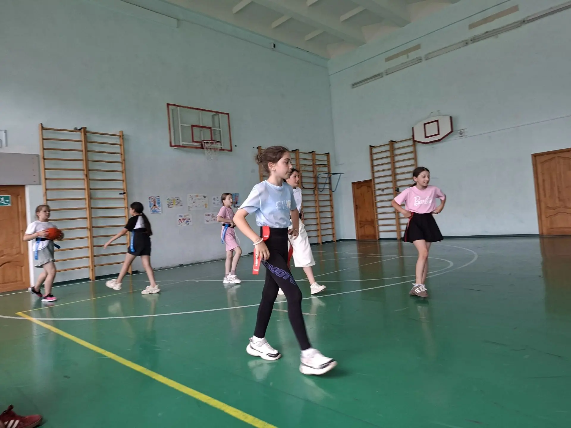 Спорт нам плечи расправляет,