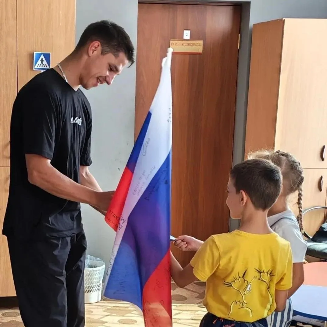 Встреча поколений: участник СВО встретился с ребятами в Комплексном центре Павловского ...