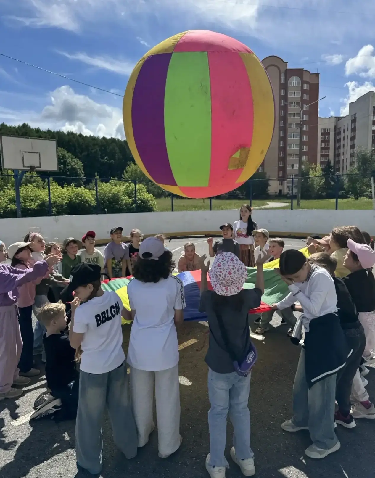 🎉✨ Сегодня в пришкольном лагере «Солнышко» случилось настоящее волшебство! ✨🎉

К нам в гости загля