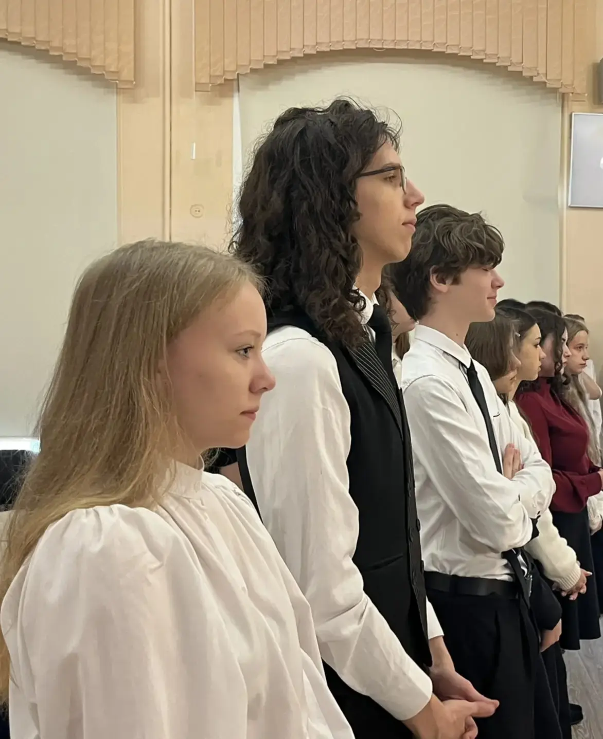 🎉 Сегодня в нашей школе прошла торжественная линейка!  Мы с гордостью чествовали лучших из лучших — 
