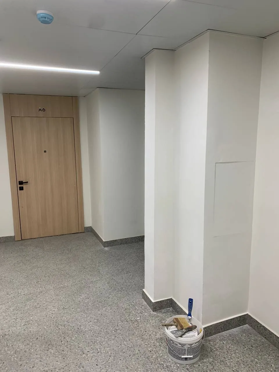 🎨 Завершили покрасочные работы стен в 5-м подъезде дома №10

⚠️ Краска хоть и быстросохнущая, но до