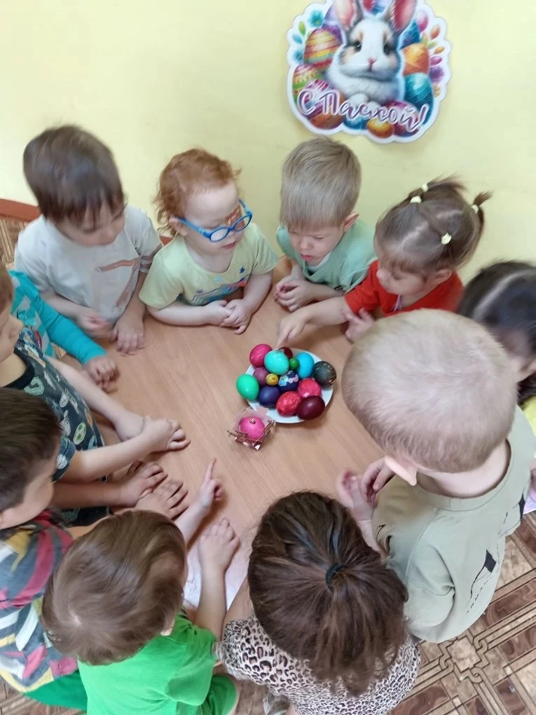 В группе "Сказка" прошёл тематический день посвящённый празднику Светлой Пасхи. Малыши ...