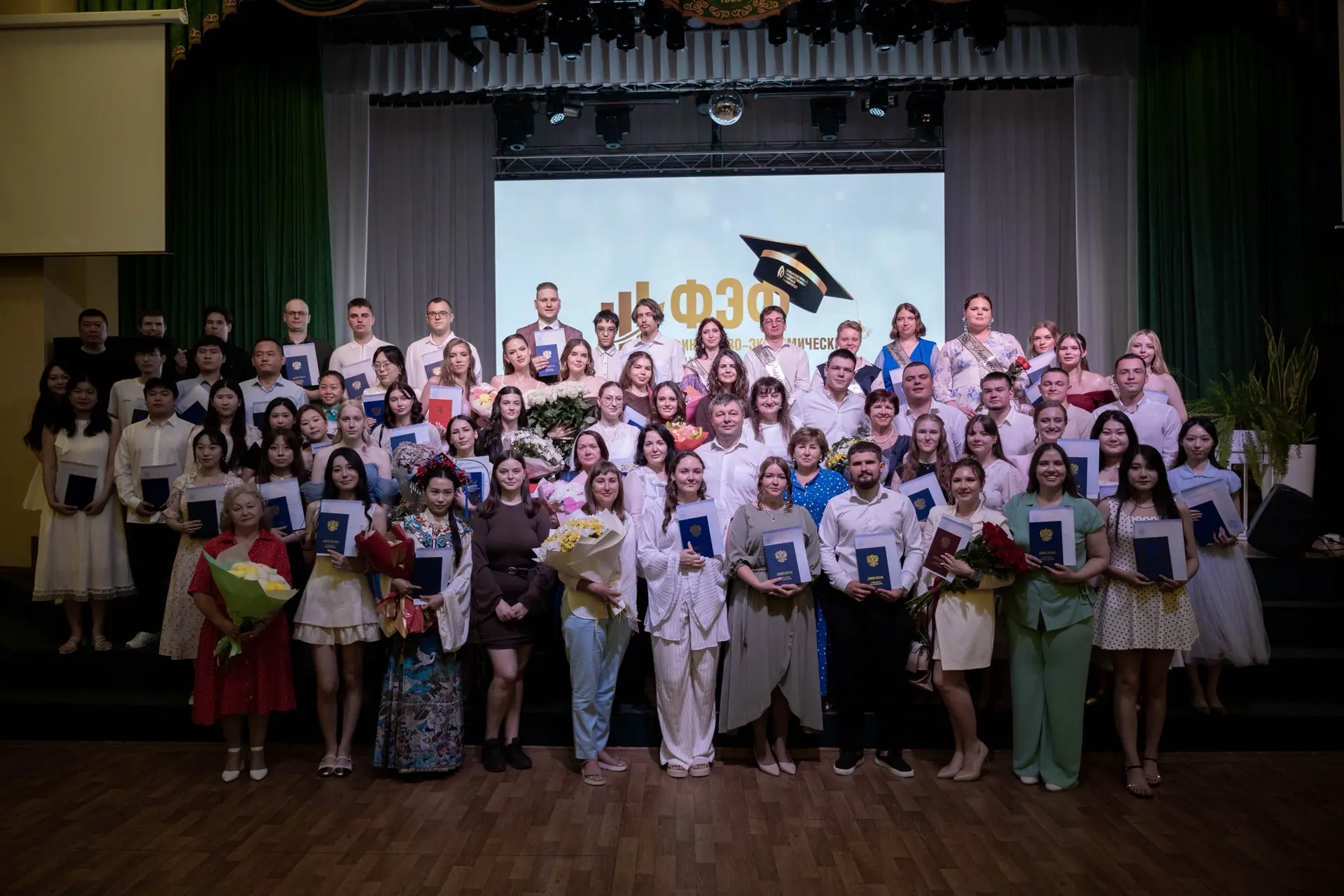🎓 Дипломы получили выпускники финансово-экономического факультета!