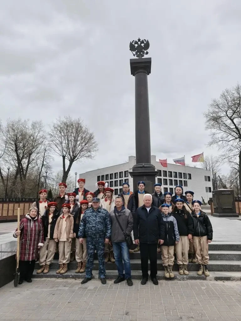 🌳 «Сад памяти»: юнармейцы гимназии высадили деревья на Аллее памяти в Парке Победы

В преддверии 81