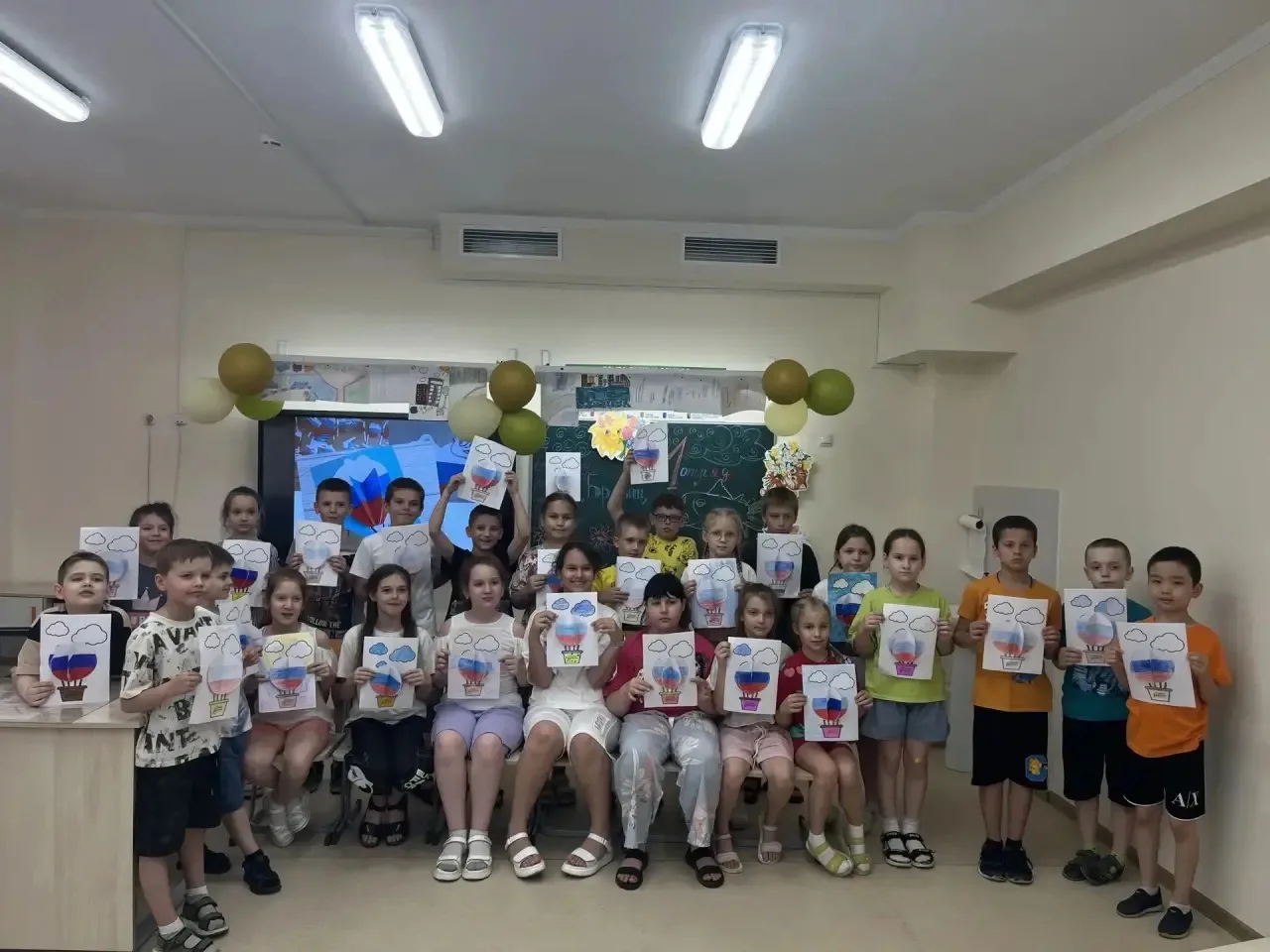🎨 **Сегодня в пришкольном лагере «Лазорик» МАОУ «Школа №10» прошёл невероятно яркий и патриотичный 