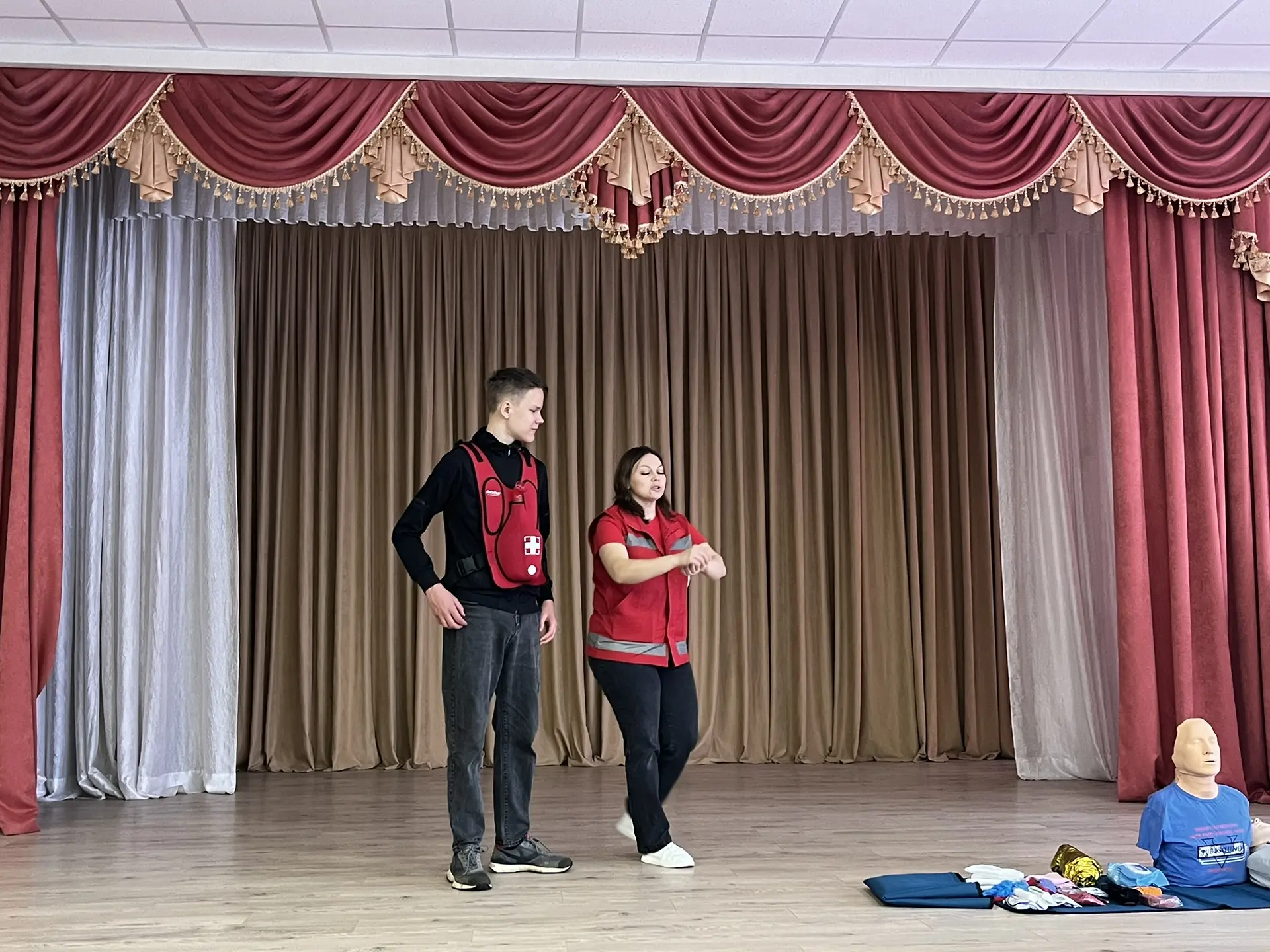 В школе прошли обучающие занятия от специалистов Красного Креста! ❤️  Ребята узнали: 🔹 как оказать п