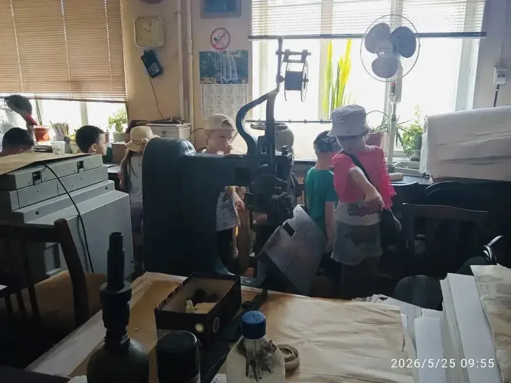Сегодня старшие группы « Дельфинята», « Солнышки», « Акварельки» посетили типографию , ...