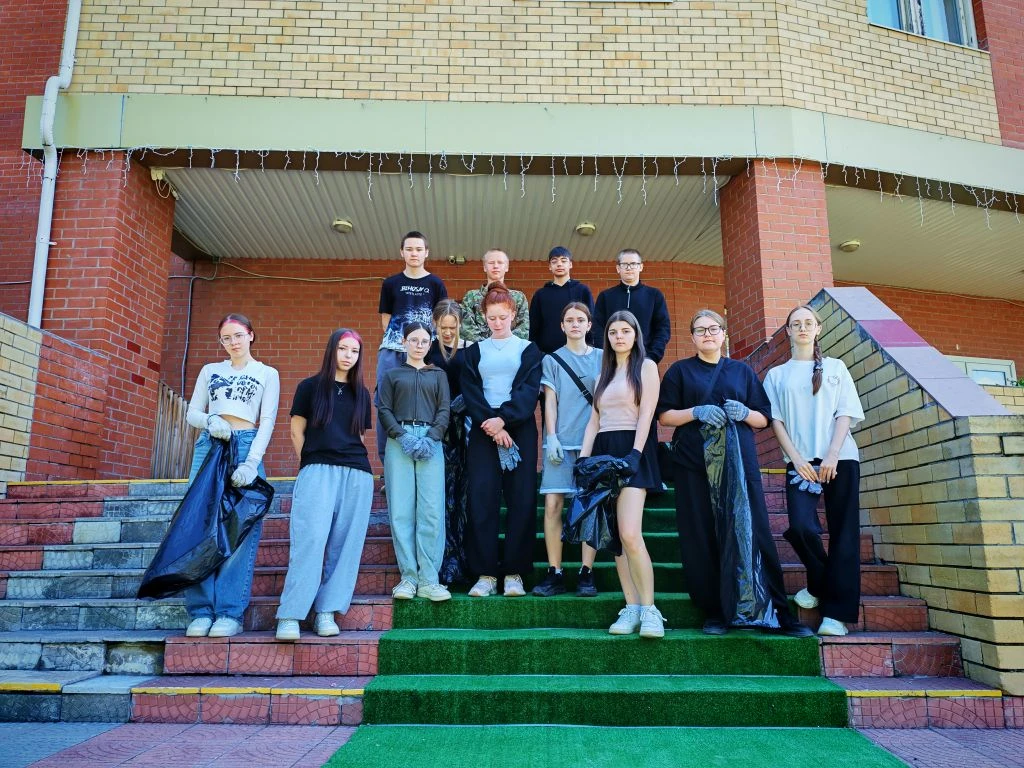 Субботник по-лагерному: порядок наведён, энергия бьёт ключом! 💪🌳

Сегодняшний день в нашем лагере 
