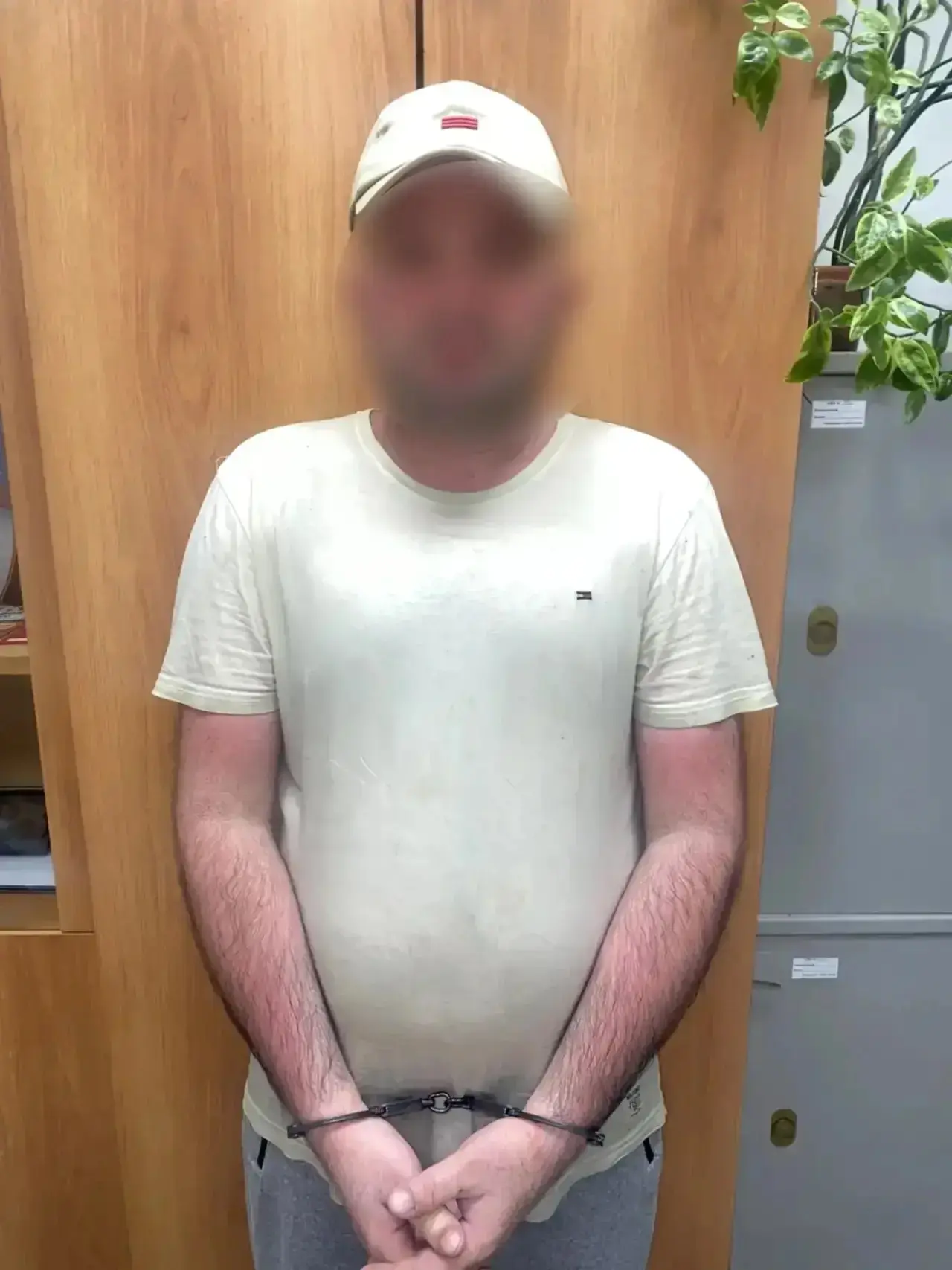 В Тюмени сотрудники регионального СК и полиции задержали 33-летнего приезжего из Нефтеюганска. 


Ег