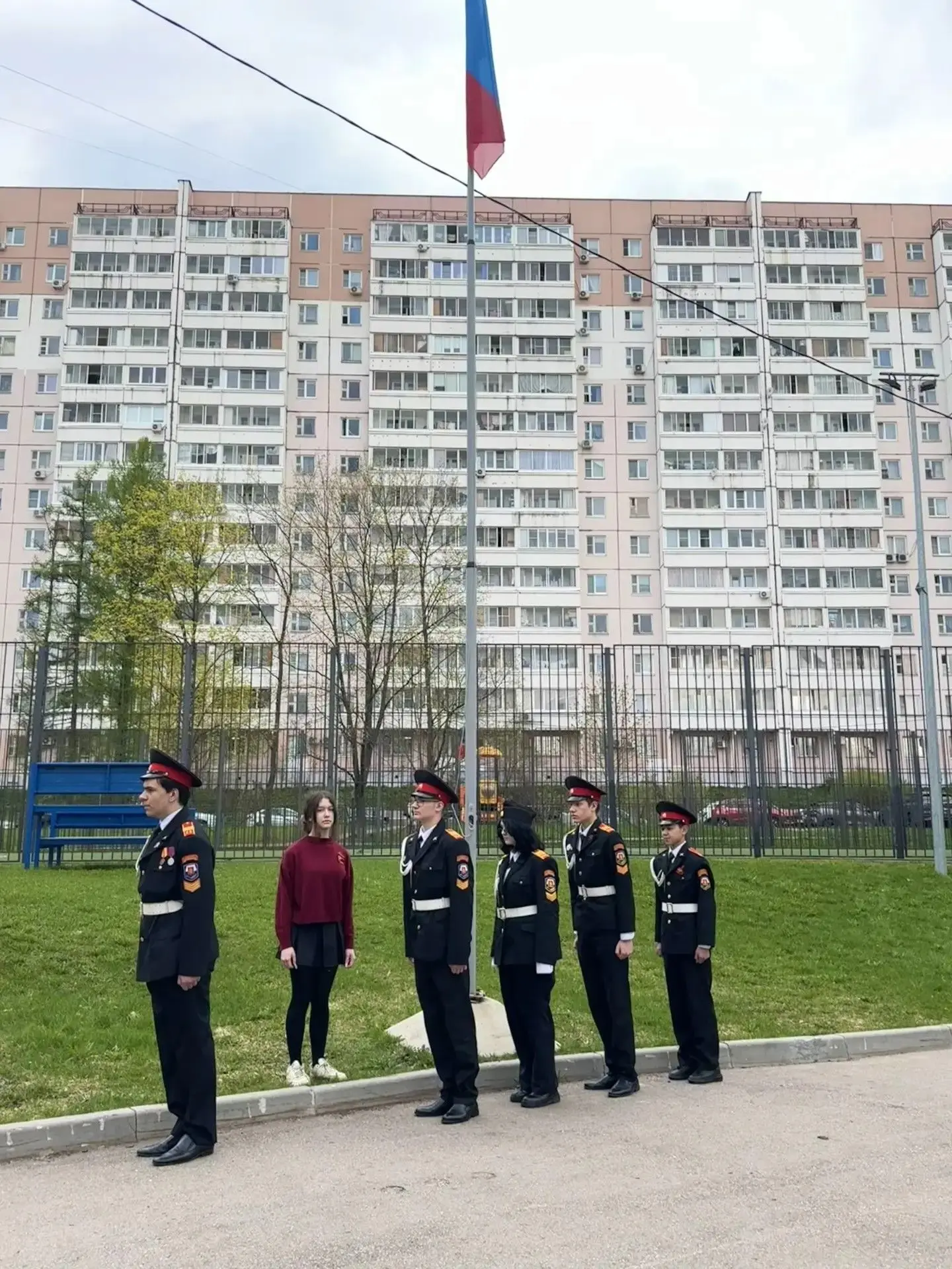 🇷🇺Понедельник в нашей школе начался с традиционной церемонии поднятия Государственного флага Российс