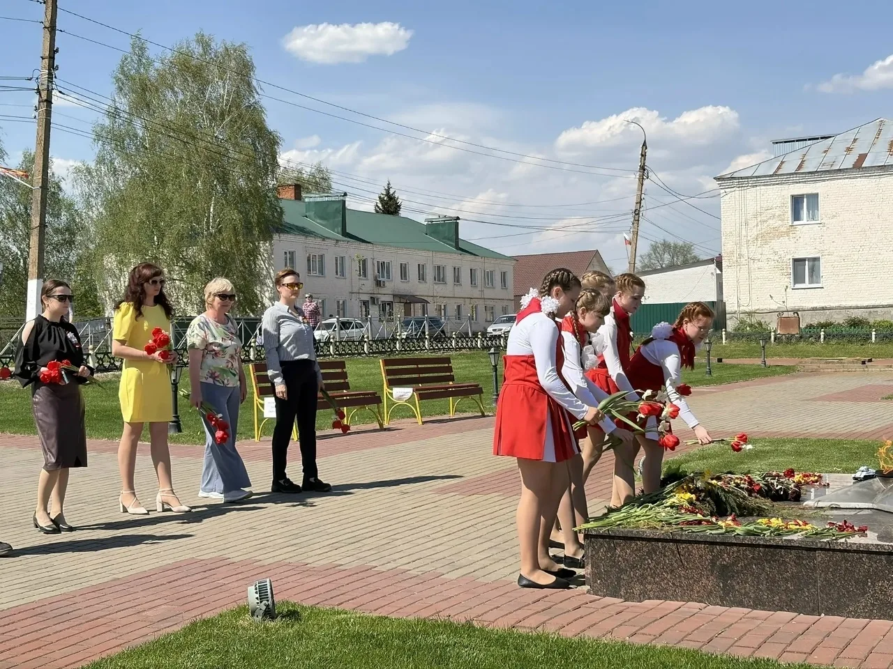 Обучающиеся и педагоги Дома детского творчества с почтением возложили цветы к Вечному о...