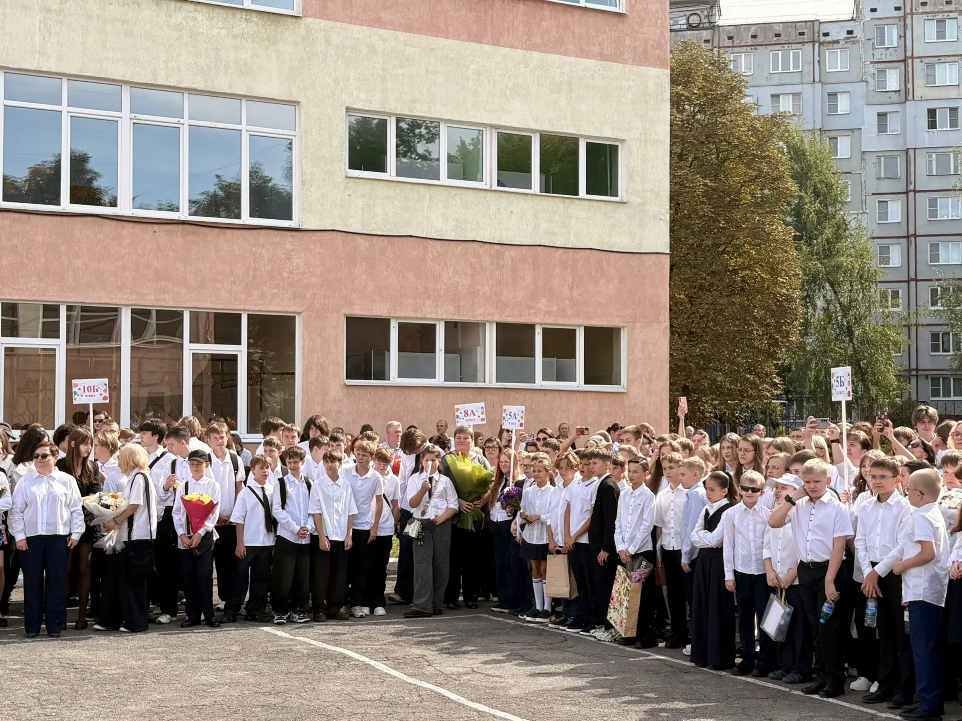 Поздравляем учеников, родителей и учителей с началом нового учебного года! 📚