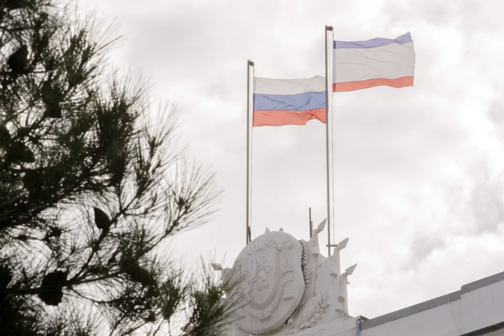 На территории Республики Крым с 17 июня 2026 года и до особого распоряжения вводится вр...