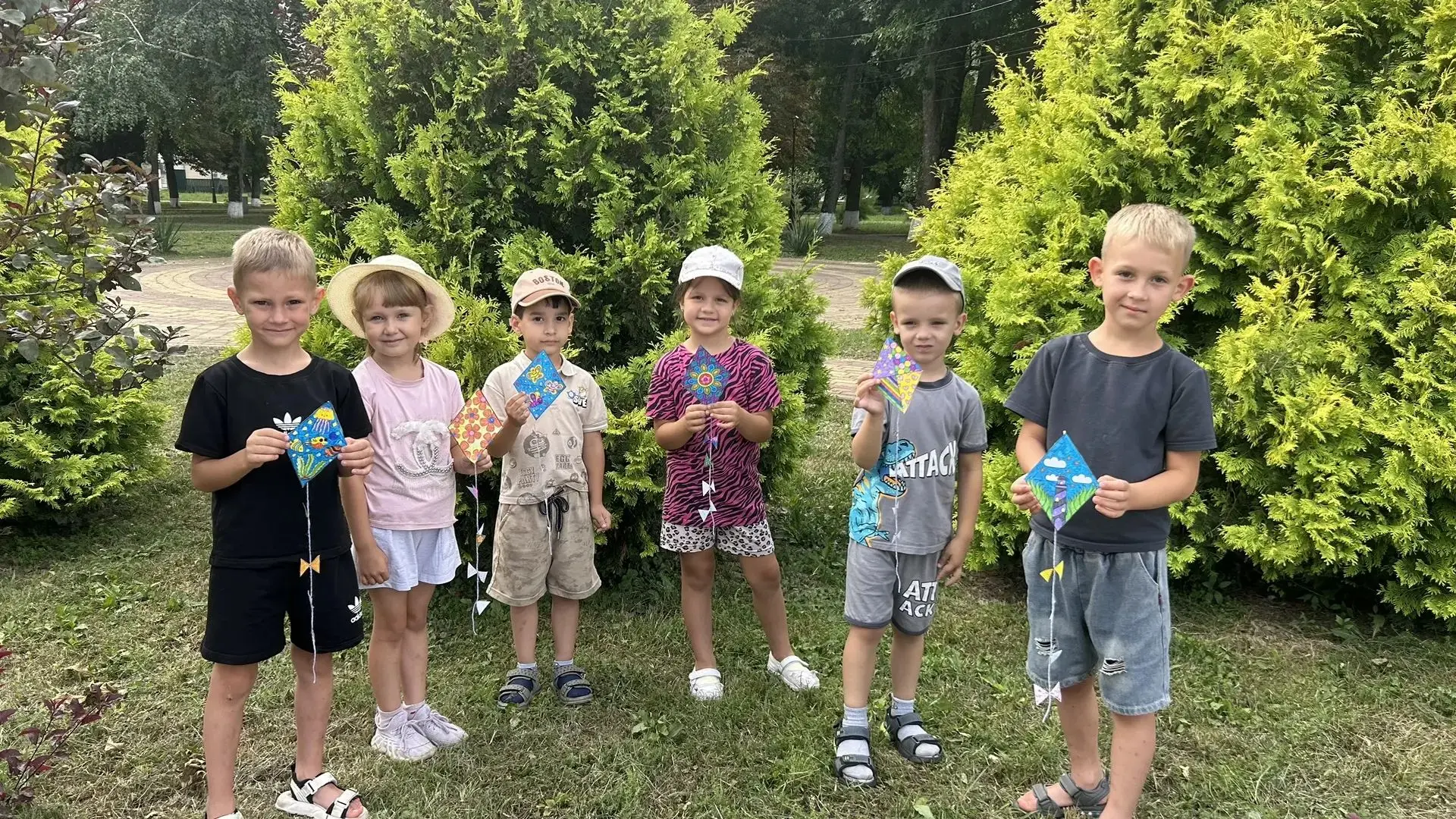 Наш змей не летает, но он есть! 🪁

✨Сегодня с ребятами мы устроили настоящую мастерскую! Пока это б
