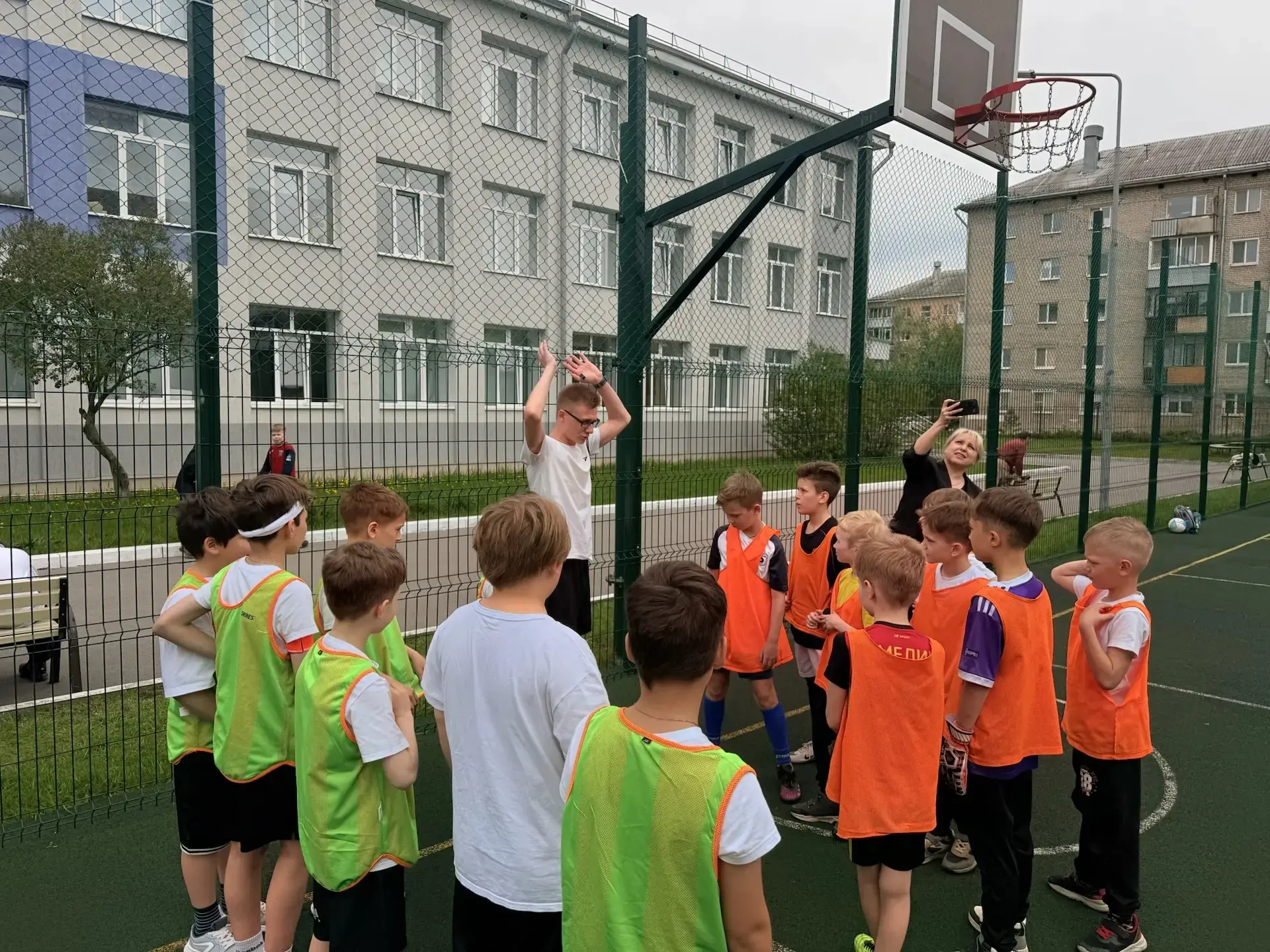 ⚽Товарищеская встреча Фотоника-Светоника  Сегодня на школьной спортивной площадке прошёл товарищески